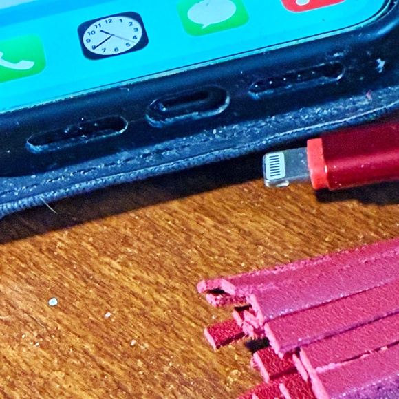 TASSLE, HAS 4 SHORT COMPUTER CABLES WITH DIFFERENT CONNECTION ENDS FOR CHARGING, - Picture 3 of 9